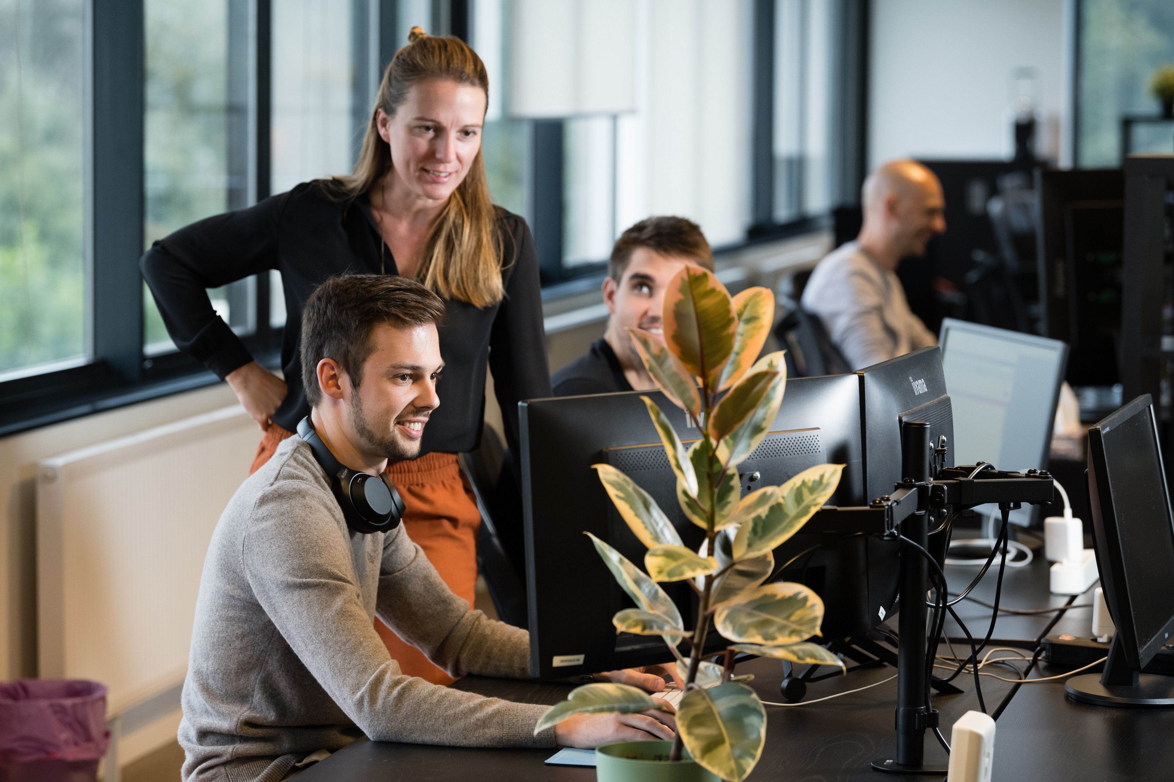 Working at the office - 3 personen